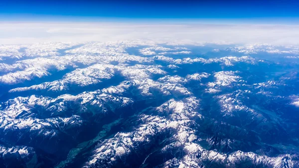 山の風景です。飛行機の窓からの眺め。高さ — ストック写真