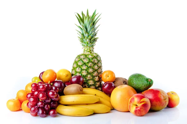 Frutas frescas isoladas em branco. Conjunto de diferentes frutas frescas — Fotografia de Stock