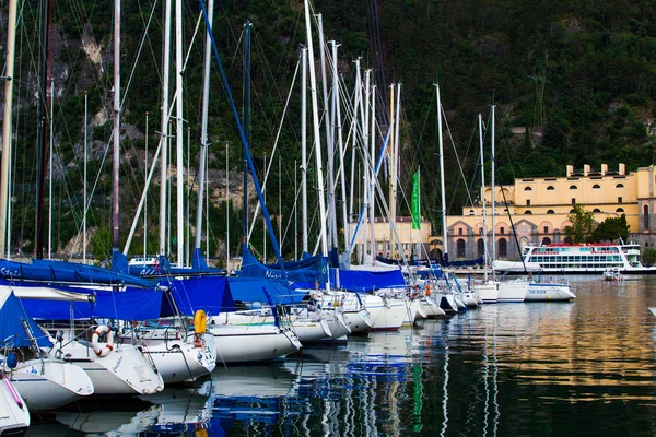 Yacht marina in Riva del Garda in Italy.  Lago di Garda, largest — Stock Photo, Image