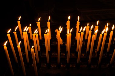 üst üste kilise mum