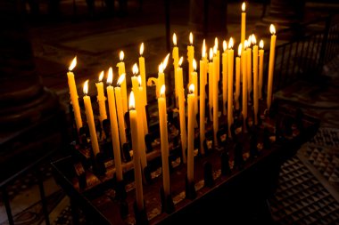 üst üste kilise mum.