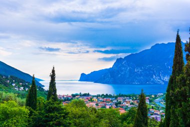 Bir Riva del garda. dağ gölü lago di garda