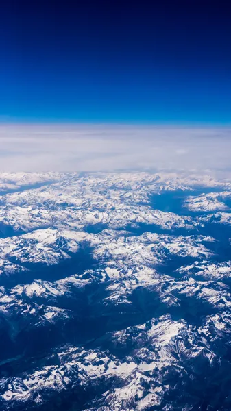 Paysage de montagne. vue depuis la fenêtre de l'avion — Photo
