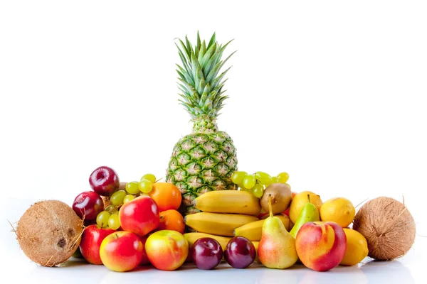 Frutas frescas isoladas em branco . — Fotografia de Stock