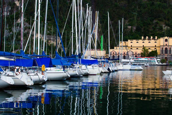 Пристань для яхт Рива-дель-Гарда в Італії. — стокове фото