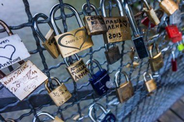 köprüsünde kilitli dolaplar