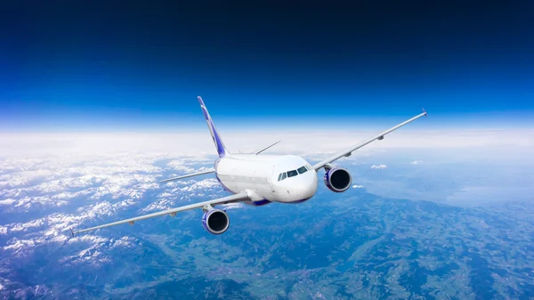 Avião voando no céu — Fotografia de Stock