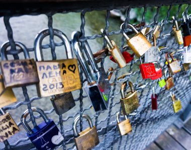 köprüsünde kilitli dolaplar