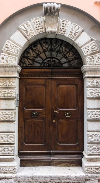 Porta vecchia in legno marrone — Foto Stock