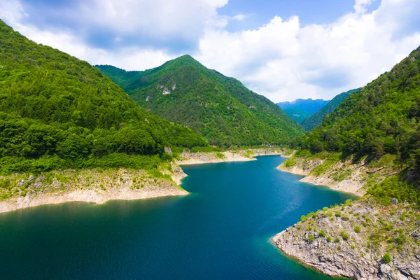 Hermoso paisaje de montaña con lago — Foto de Stock