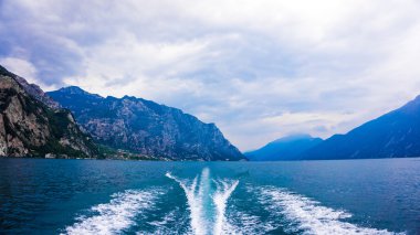 su tekne dışarı ittir