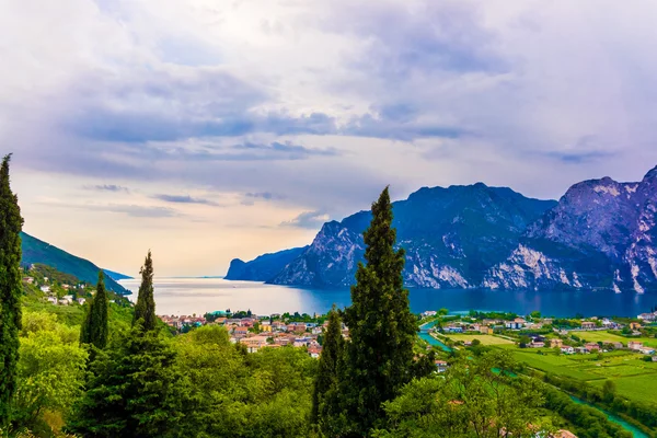 Lago de montaña Lago di Garda —  Fotos de Stock