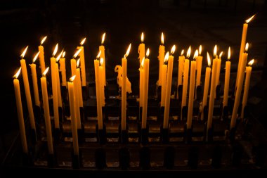 üst üste kilise mum