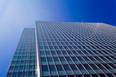 Mavi gökyüzü ile gökdelenler