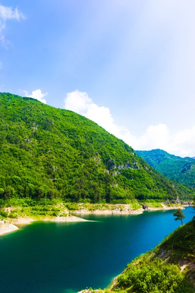 Красивый горный пейзаж с озером — стоковое фото