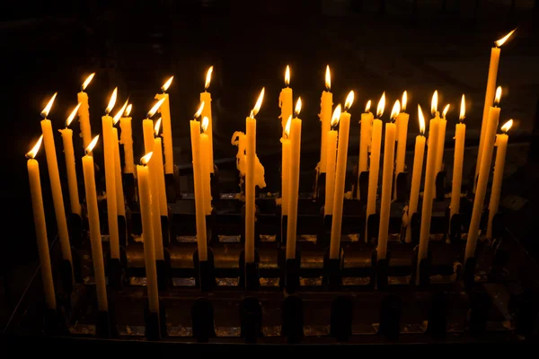 Velas de iglesia en una fila —  Fotos de Stock