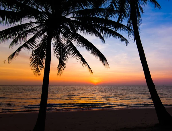 Coucher de soleil sur la plage — Photo