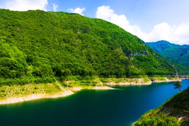 Göllü güzel bir manzara.