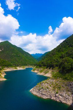 Göllü güzel bir manzara.