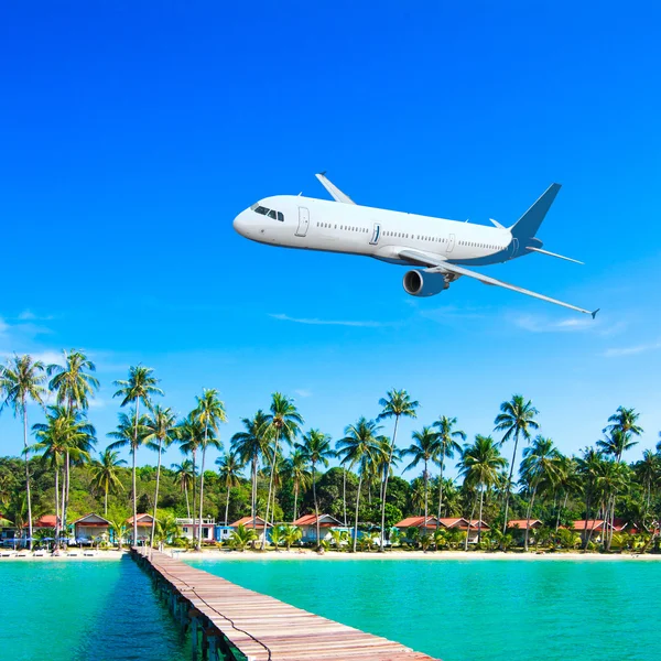 Avión sobre el mar tropical — Foto de Stock