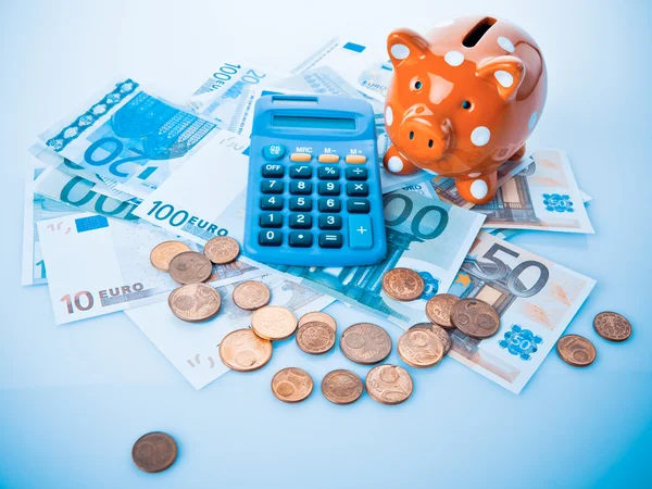 Piggy bank, calculadora, dinheiro — Fotografia de Stock