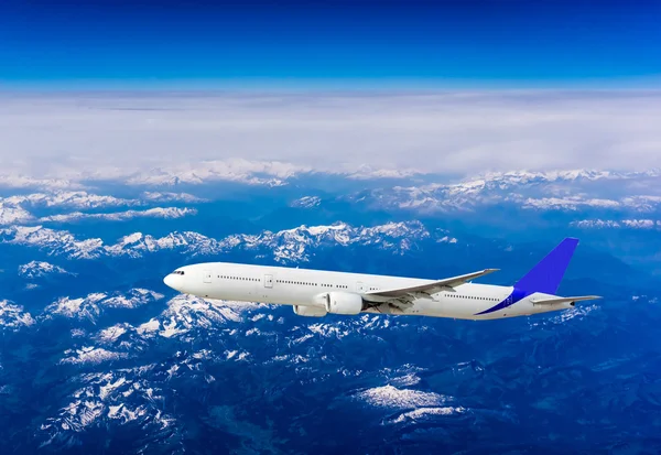 Avión sobre las nubes — Foto de Stock