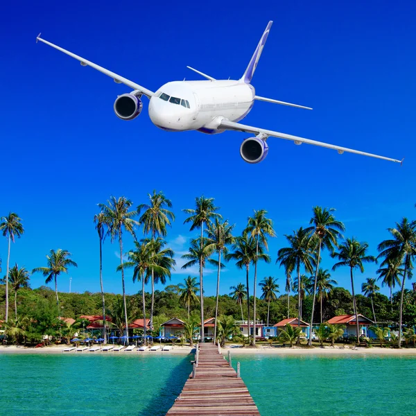 Avión jet sobre el mar tropical — Foto de Stock