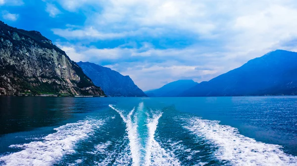 Water in de achterkant van hoge snelheid boot — Stockfoto