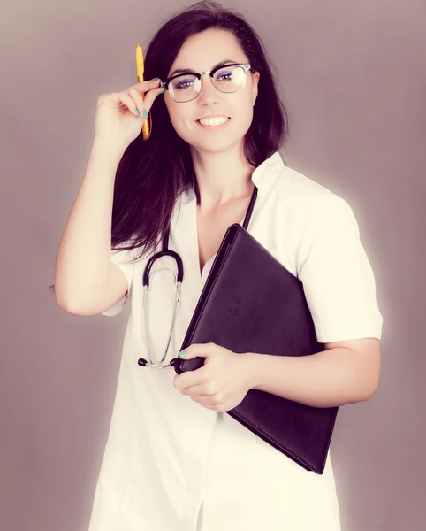 Kobieta lekarz z folderu — Zdjęcie stockowe