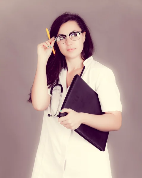 Médico femenino con una carpeta — Foto de Stock