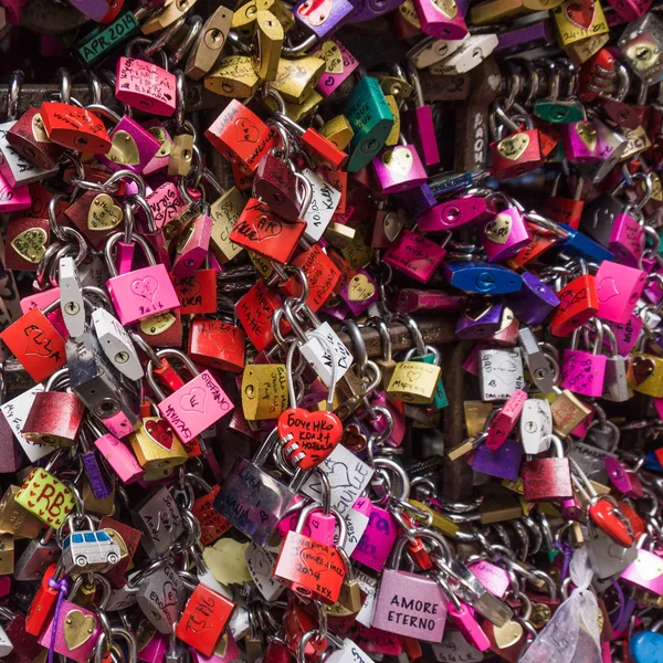 Fechaduras de amor no portão — Fotografia de Stock