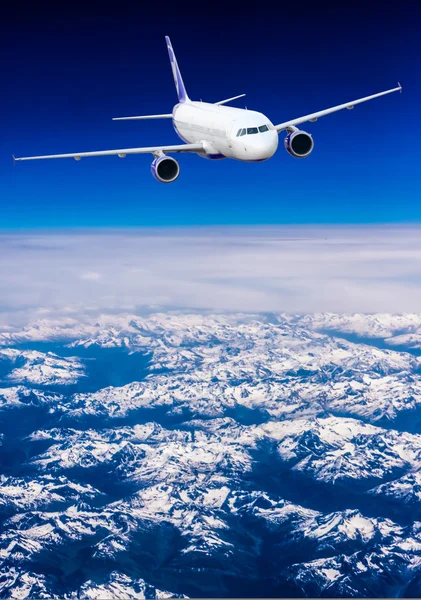 Avião sobre montanhas — Fotografia de Stock