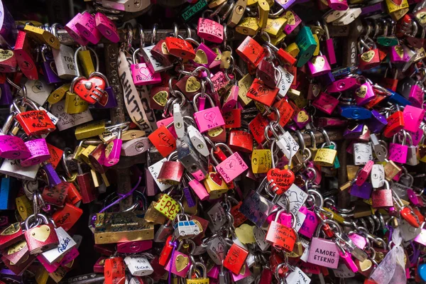 Many colored locks of love in the gate of the House of Romeo and — Stock Photo, Image