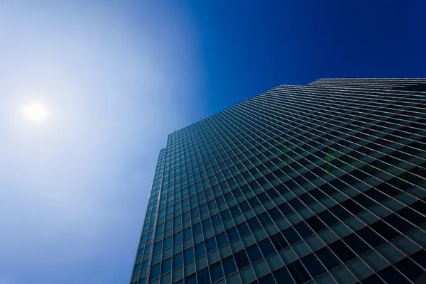 摩天大楼查看与蓝蓝的天空。办公大楼。现代玻璃 图库图片