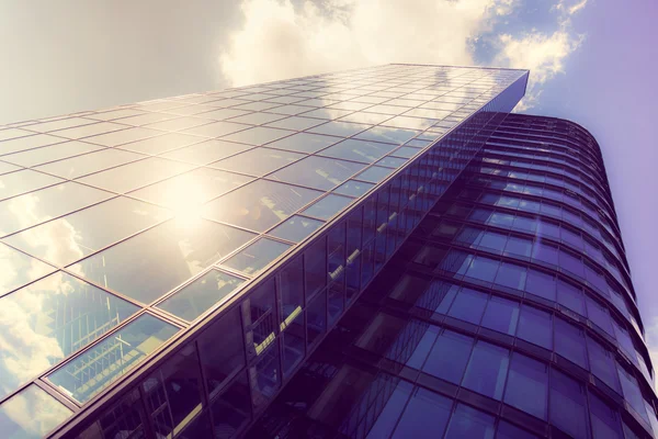 Glassilhouetten auf modernem Gebäude — Stockfoto
