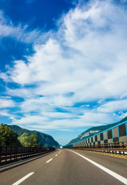 asfalt yol. dağ yolu