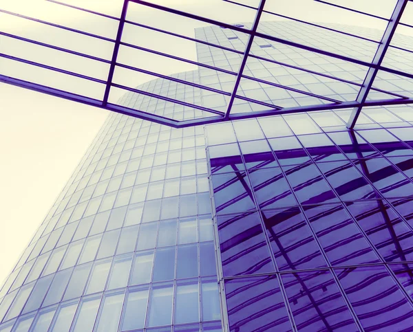 Glas silhuetter på modern byggnad — Stockfoto