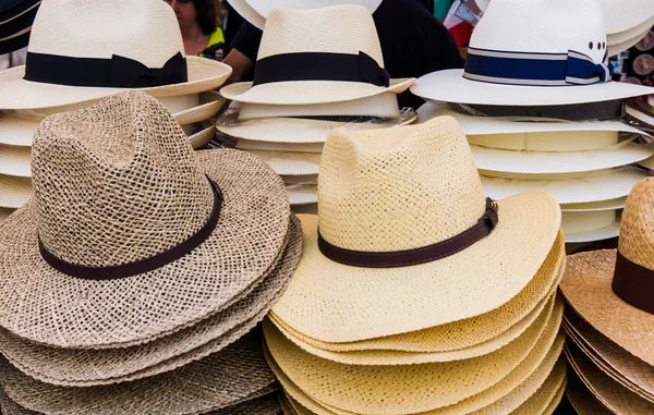 Panama şapka pazarında Satılık — Stockfoto