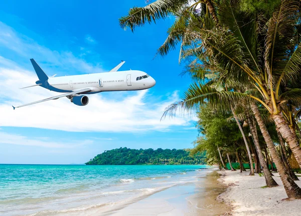 Avión jet sobre el mar tropical —  Fotos de Stock