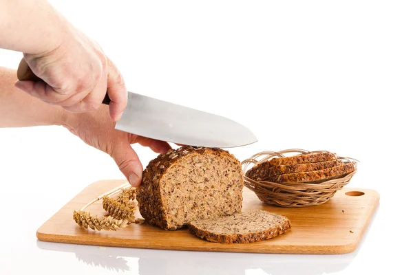 Segmenteringshulplijnen zemelen brood op een snijplank — Stockfoto