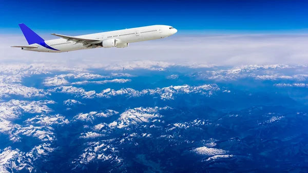 Vliegtuig over wolken — Stockfoto