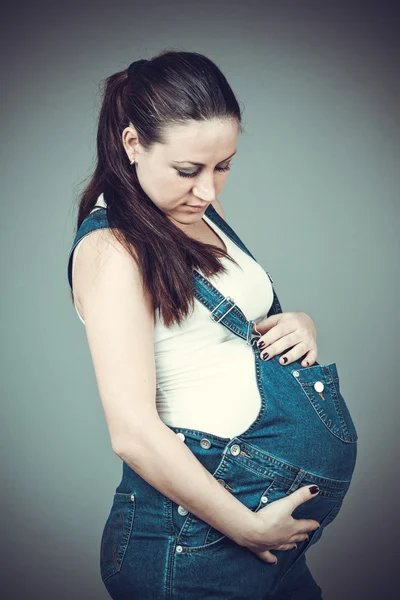 Gravid kvinna poserar — Stockfoto