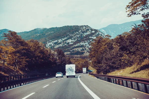 Белый фургон на шоссе — стоковое фото