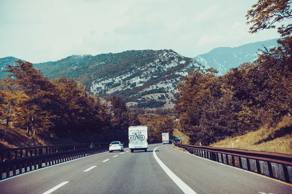 Biały van na autostradzie — Zdjęcie stockowe