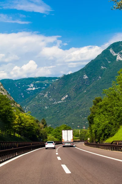 Witte bestelwagen op snelweg — Stockfoto