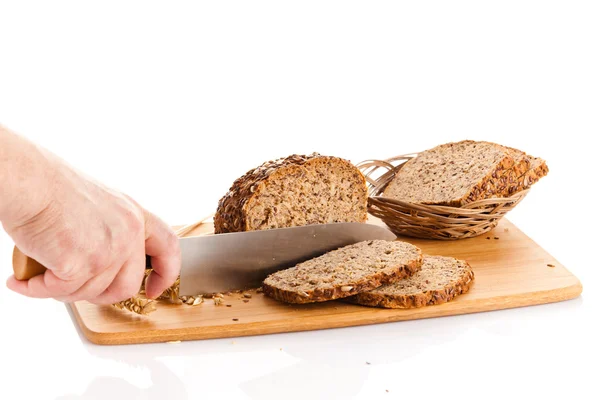 Handen snijden brood — Stockfoto
