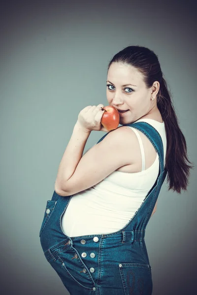 Gravid kvinna med äpple — Stockfoto