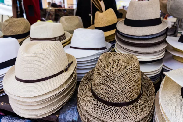 出售手工制作的巴拿马草帽 — 图库照片