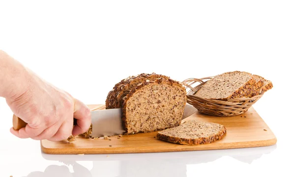 Handen snijden brood — Stockfoto