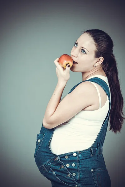 Schöne schwangere Frau — Stockfoto